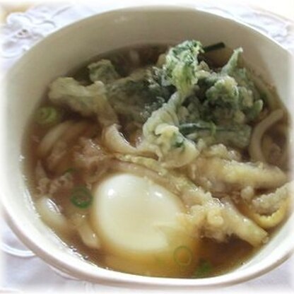 山菜の天ぷらも卵も入れて・・ボリュームたっぷりうどんです（＾ｃ＾）　　いつもゆで卵があるので消費にプラスしました。　温まって美味しかったです＾＾*